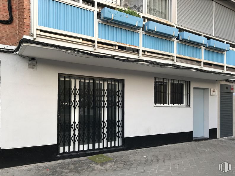 Local en alquiler y venta en Calle Poeta Blas Otero, 36, Ciudad Lineal, Madrid, 28017 con ventana, puerta, propiedad, accesorio, edificio, rectángulo, madera, barrio, pared y área residencial alrededor