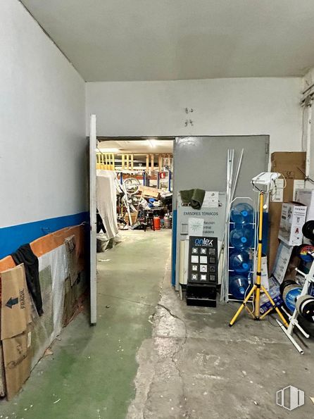 Nave en venta en Calle Pelícano, 29, Carabanchel, Madrid, 28025 con suelos, suelo, techo, pintura, estantería, aluminio, limpieza, contrachapado, estante y taller alrededor