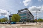 Office for sale & for rent at Edificio Alaja, Avenida Leonardo Da Vinci, 8, Getafe, Madrid, 28906 with car, van, building, street light, cloud, sky, tire, automotive parking light, plant, wheel and vehicle around