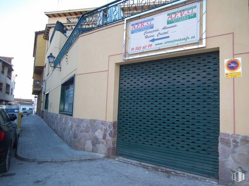 Retail for rent at Centro, San Agustín del Guadalix, Madrid, 28750 with window, building, door, car, property, road surface, vehicle registration plate, asphalt, architecture and sky around