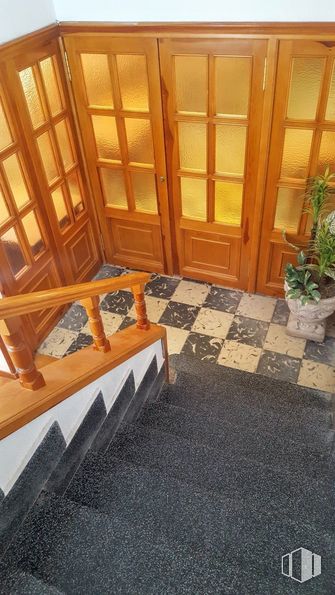 Retail for sale at Zona La Pedriza, Manzanares el Real, Madrid, 28410 with houseplant, plant, building, wood, flowerpot, interior design, flooring, door, floor and wood stain around