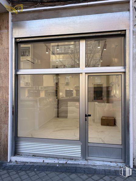 Retail for sale & for rent at Calle Bañeza, Fuencarral - El Pardo, Madrid, 28029 with door, fixture, rectangle, facade, glass, wood, building, home door, symmetry and town around