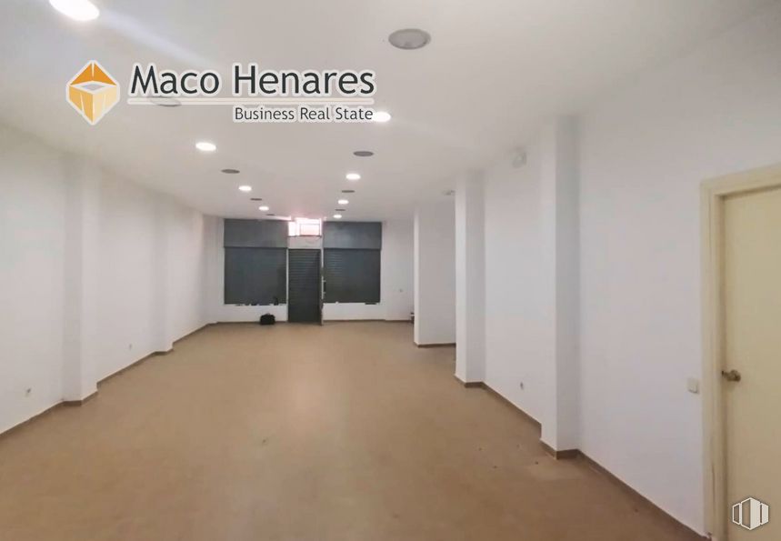 Retail for rent at Calle Chile, 7, Torrejón de Ardoz, Madrid, 28850 with door, fixture, flooring, floor, wood, building, hall, ceiling, hardwood and event around