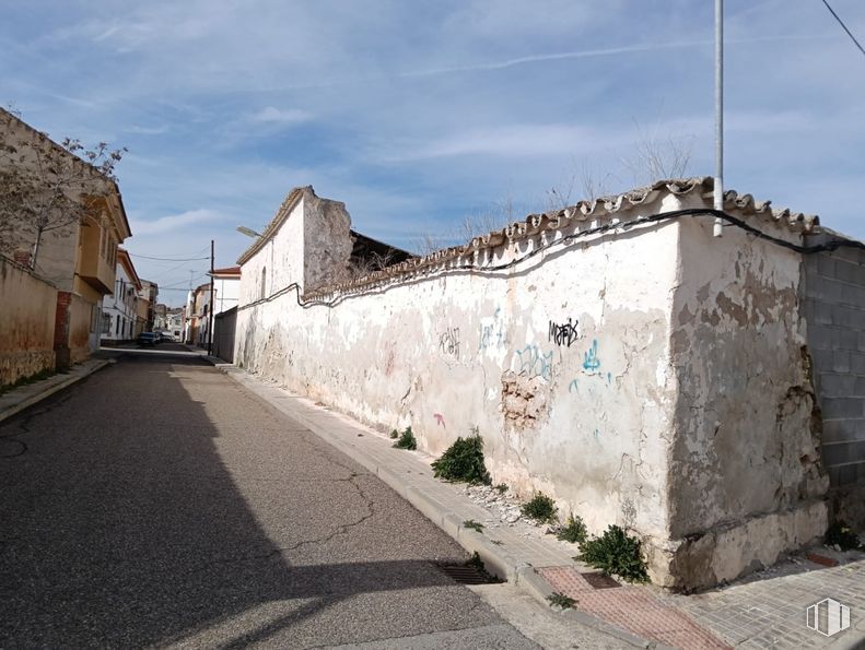 Land for sale at Zona centro, Quintanar de la Orden, Toledo, 45860 with wall, road surface, road, neighbourhood, street, residential area, alley, human settlement, morning and sidewalk around