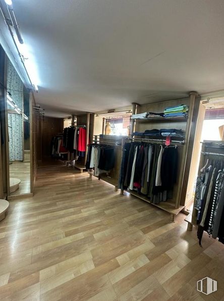 Retail for sale at Centro, Cuenca, 16001 with wood, flooring, floor, shelf, hall, hardwood, tile flooring, ceiling, closet and room around