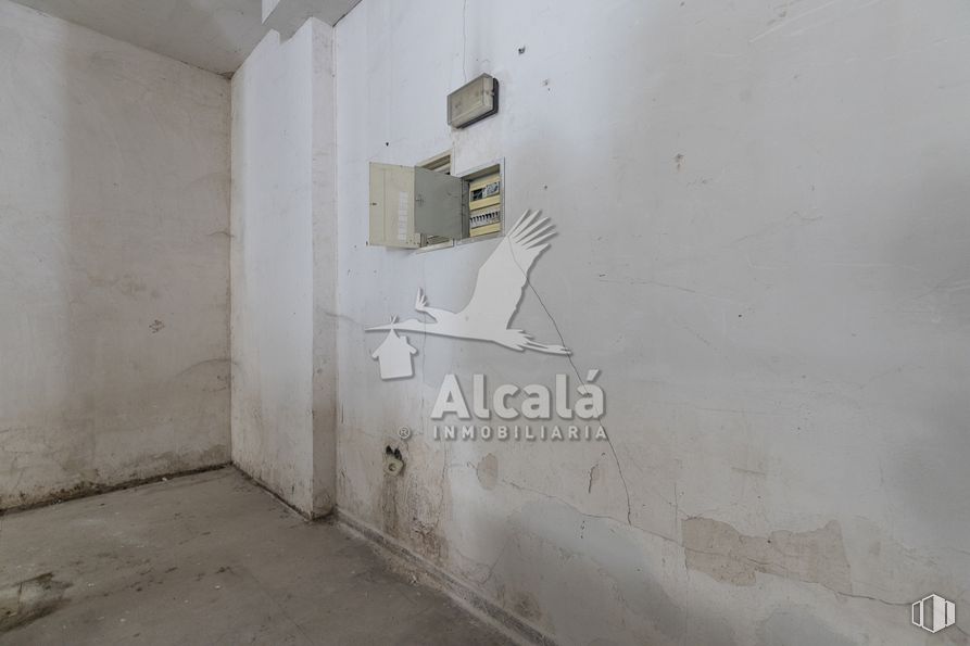 Retail for sale at Calle Gil de Andrade, Alcalá de Henares, Madrid, 28804 with grey, wood, art, material property, font, gas, concrete, plaster, flooring and space around