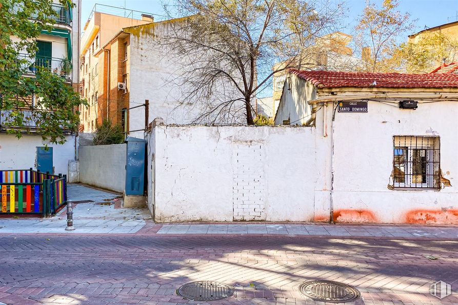 Suelo en venta en Calle San Pedro, Alcorcón, Madrid, 28921 con ventana, planta, cielo, edificio, azul, árbol, superficie de la carretera, asfalto, madera y casa alrededor