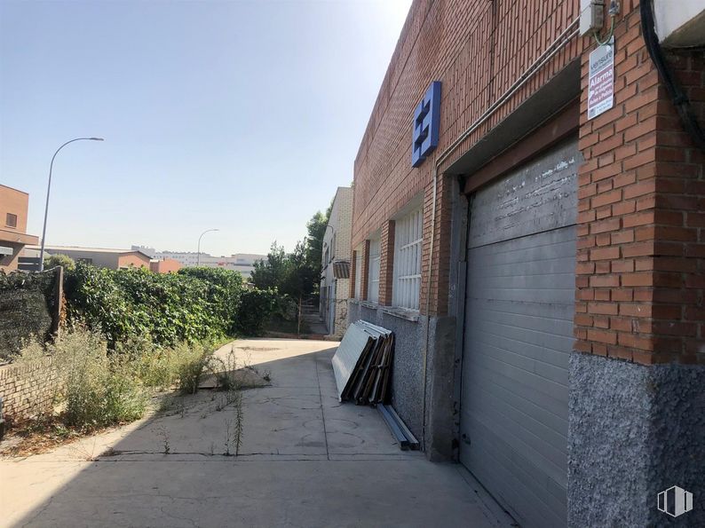 Nave en alquiler en Calle E, 27, Móstoles, Madrid, 28938 con planta, cielo, superficie de la carretera, asfalto, luz de la calle, acera, zona residencial, ventana, edificio y carretera alrededor