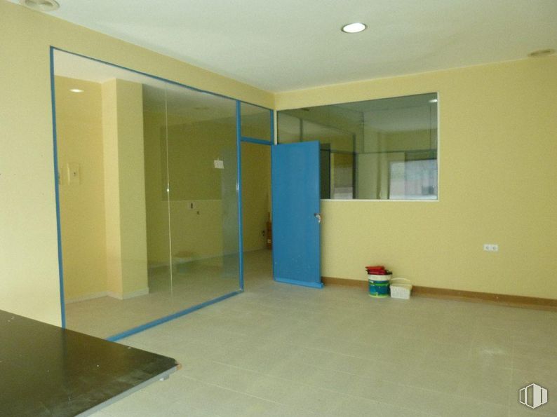 Retail for rent at Zona Estación, Las Rozas de Madrid, Madrid, 28230 with door, property, fixture, hall, wood, building, window, floor, wall and flooring around