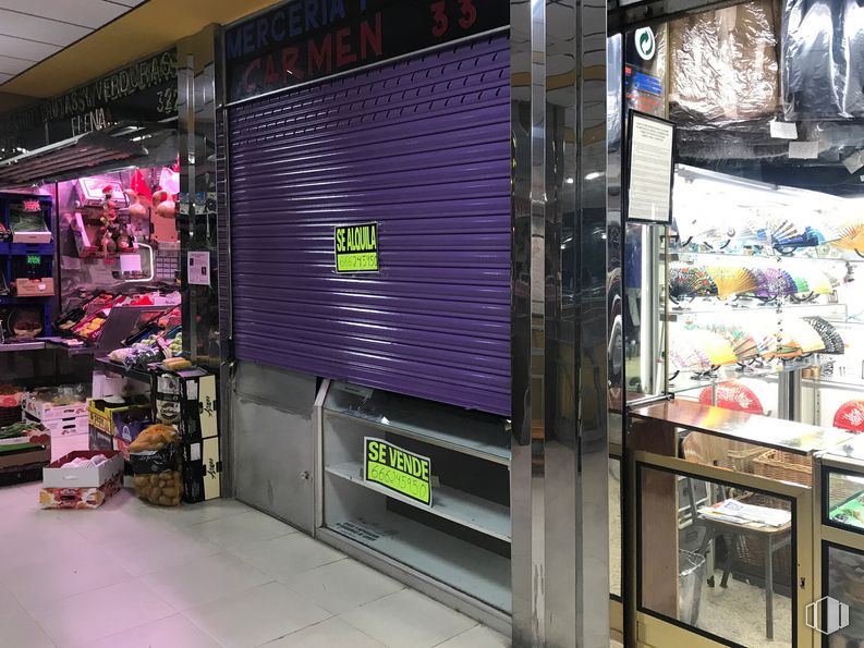 Retail for sale at Calle del Doctor Morcillo, 1, Coslada, Madrid, 28820 with packaged goods, luggage & bags, product, building, gas, machine, shelving, trade, retail and shelf around