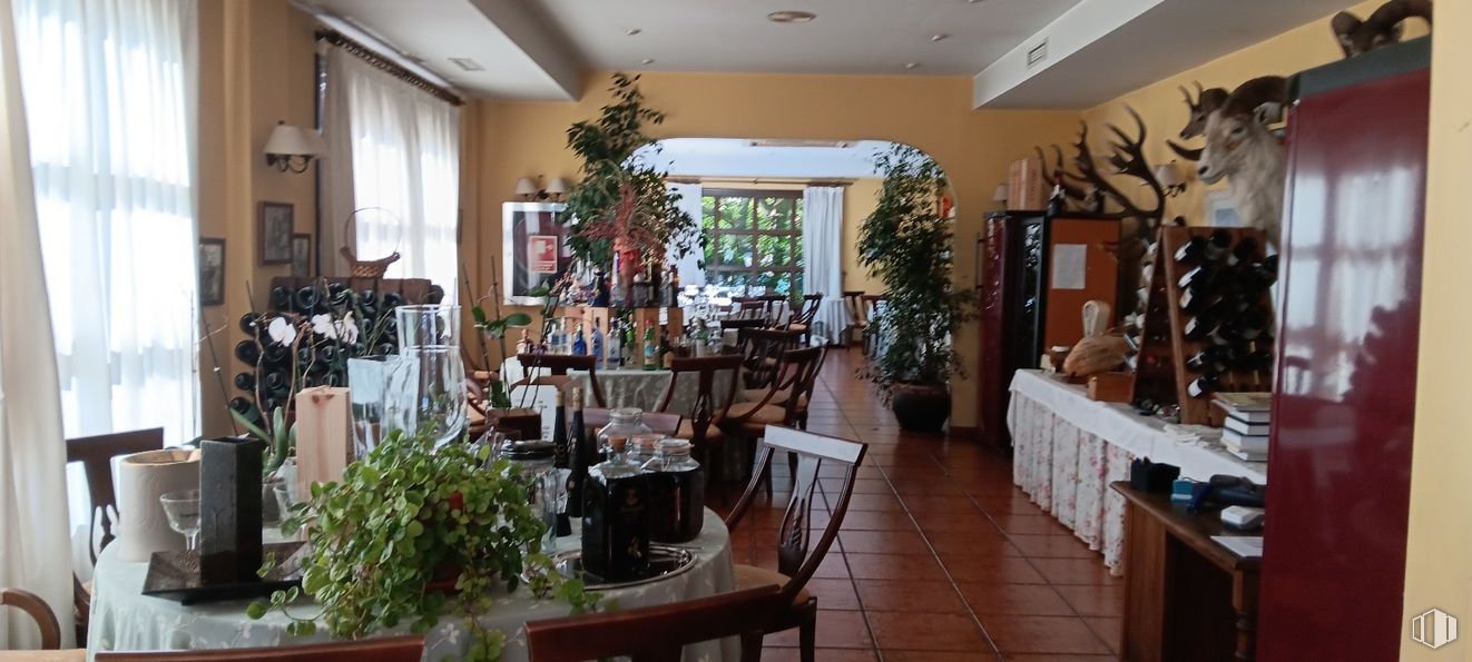 Retail for sale at Calle Amapola, Tres Cantos, Madrid, 28760 with houseplant, chair, plant, table, property, flowerpot, wood, building, interior design and real estate around