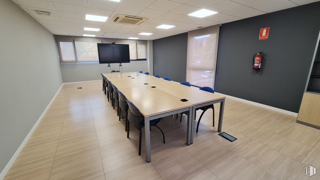 Oficina en alquiler en Calle Villablanca, 83, Vicálvaro, Madrid, 28032 con silla, mesa, televisión, alumbrado, propiedad, mueble, edificio, diseño de interiores, mesa de sala de conferencias y piso alrededor