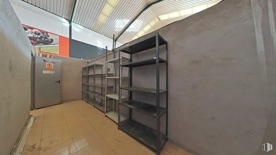 Industrial for sale at Calle Estaño, s/n, Illescas, Toledo, 45200 with furniture, fixture, flooring, wood, composite material, shelving, ceiling, glass, metal and aluminium around