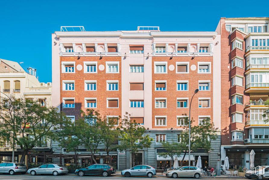 Oficina en alquiler en Calle Santa Engracia, 108, Chamberí, Madrid, 28003 con coche, edificio, cielo, rueda, día, neumático, propiedad, ventana, vehículo y azul alrededor