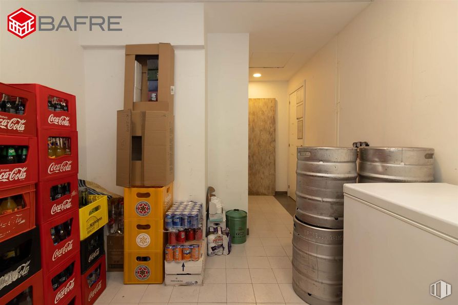 Retail for sale & for rent at Calle de Juan de Mariana, Arganzuela, Madrid, 28045 with shelving, shelf, steel and tin cans, drink can, packaging and labeling and cylinder around