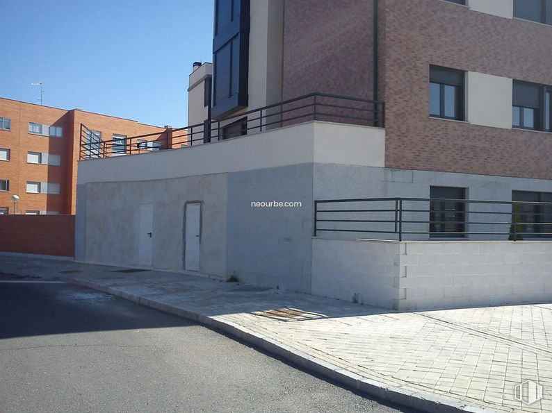 Local en venta en Calle Flor de Loto, Ávila, 05002 con edificio, ventana, cielo, accesorio, superficie de la carretera, asfalto, diseño urbano, material compuesto, propiedad material y fachada alrededor