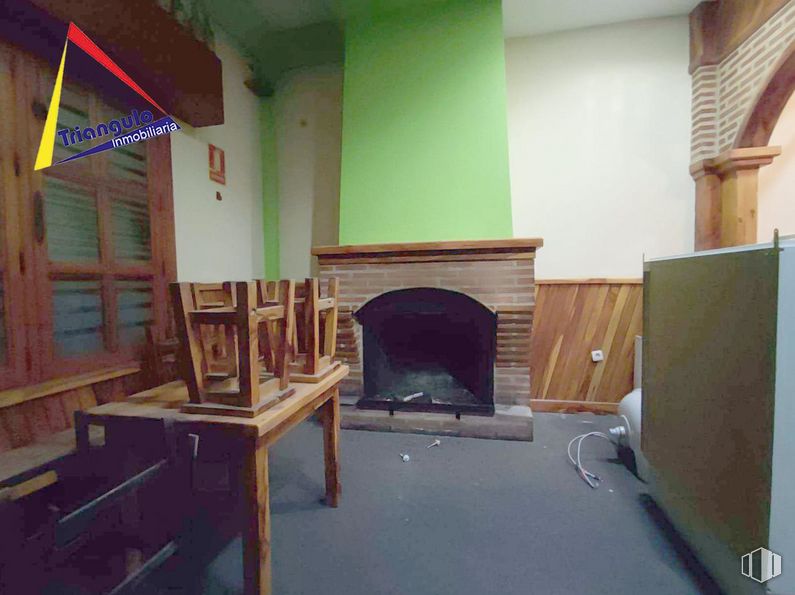 Retail for sale at Calle Tejedores, Segovia, 40004 with fireplace, table, property, furniture, building, wood, interior design, flooring, floor and house around