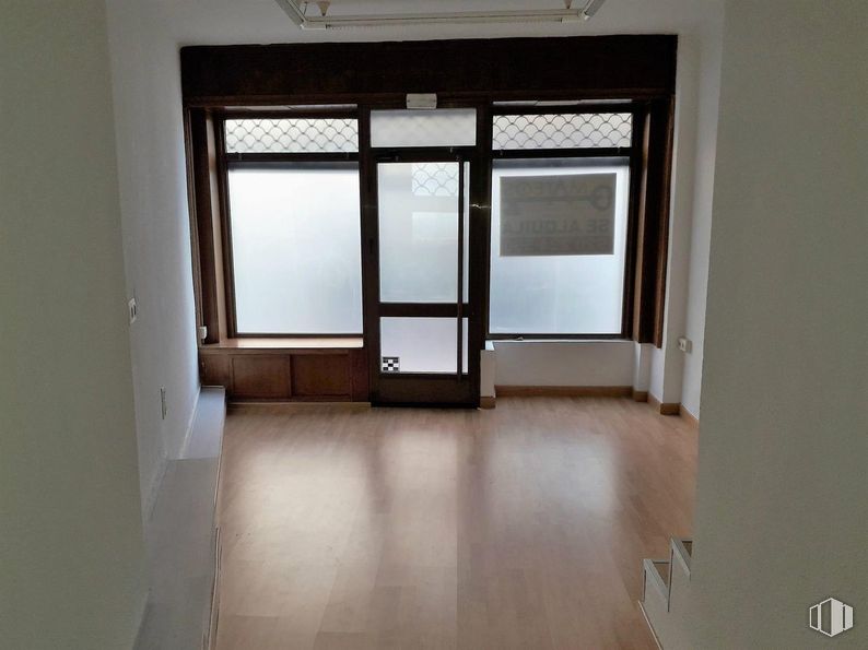 Retail for rent at Calle Alfonso de Montalvo, Ávila, 05001 with door, flooring, floor, wood, interior design, brown, wood flooring, room, tile flooring and hardwood around