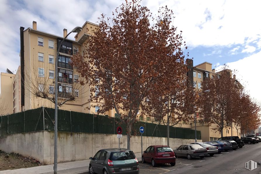 Local en alquiler en Plaza Colón, 1, Arganda del Rey, Madrid, 28500 con coche, edificio, nube, cielo, vehículo terrestre, rueda, neumático, vehículo, infraestructura y ventana alrededor