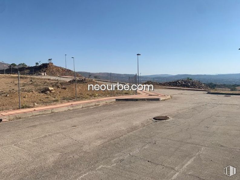 Land for sale at Calle Puente Pasil, El Tiemblo, Ávila, 05270 with sky, street light, asphalt, road surface, land lot, thoroughfare, tar, landscape, road and horizon around