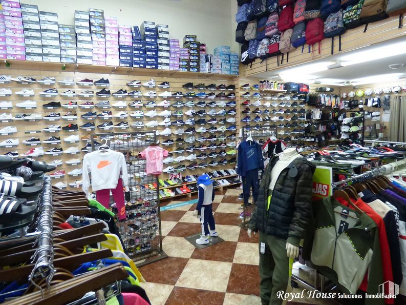 Local en venta en Avenida Honorio Lozano, Collado Villalba, Madrid, 28400 con persona, pantalones, ropa de calle, parte superior, equipaje y bolsos, zapato, estante, venta, moda y cliente alrededor