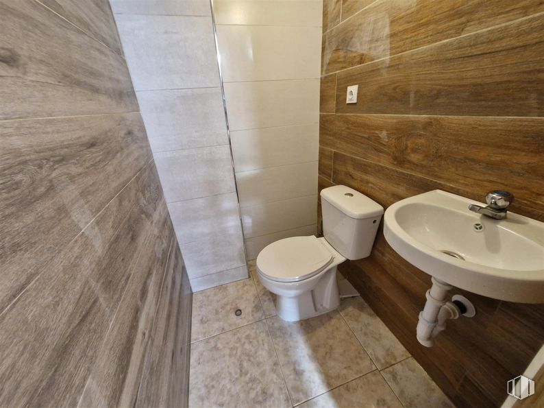 Local en alquiler en Calle Mar Menor, Hortaleza, Madrid, 28033 con inodoro, fregadero, suelos, suelo, asiento del inodoro, accesorios de fontanería, tinte para madera, madera dura, cuarto de baño y suelos de madera alrededor