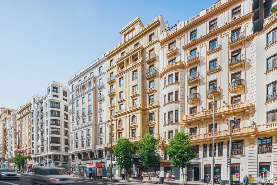 Oficina en alquiler en Calle Gran Vía, 71, Centro, Madrid, 28013 con coche, edificio, propiedad, ventana, cielo, bloque de pisos, diseño urbano, árbol, condominio y zona residencial alrededor