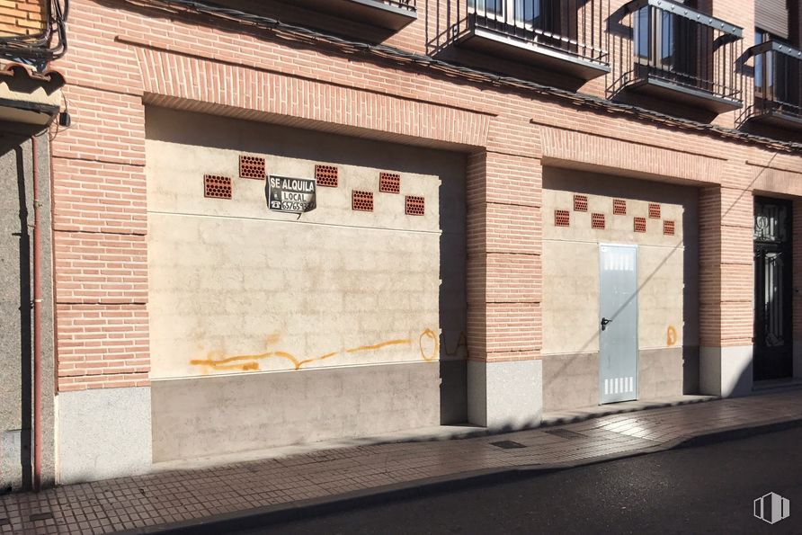 Retail for rent at Calle Condes de Fuensalida, 15, Fuensalida, Toledo, 45510 with door, building, property, road surface, brick, brickwork, window, sidewalk, wood and city around