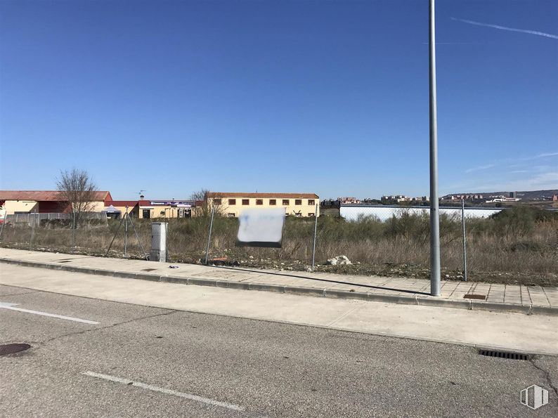 Land for sale at Calle Aceña, Guadalajara, 19004 with building, sky, road surface, asphalt, land lot, tar, gas, tree, rolling and landscape around