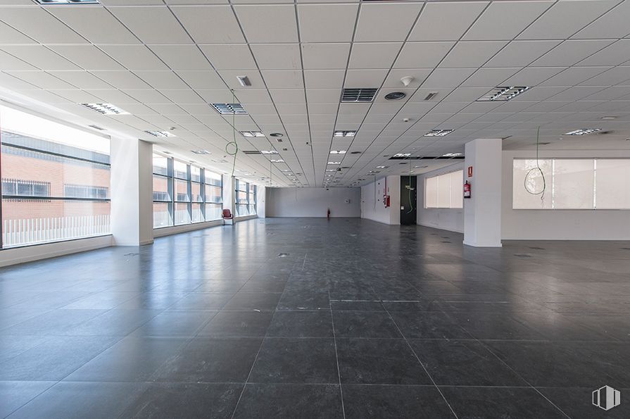 Office for rent at Edificio Data, Calle Sepúlveda, 17, Alcobendas, Madrid, 28100 with lighting, fixture, building, flooring, hall, floor, ceiling, city, glass, art and space around