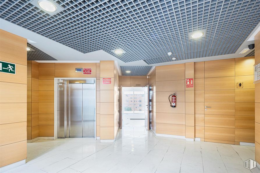 Oficina en alquiler en Calle Julián Camarillo, 53, San Blas - Canillejas, Madrid, 28037 con puerta, accesorio, interiorismo, arquitectura, pared, suelo, suelos, techo, edificio y fachada alrededor