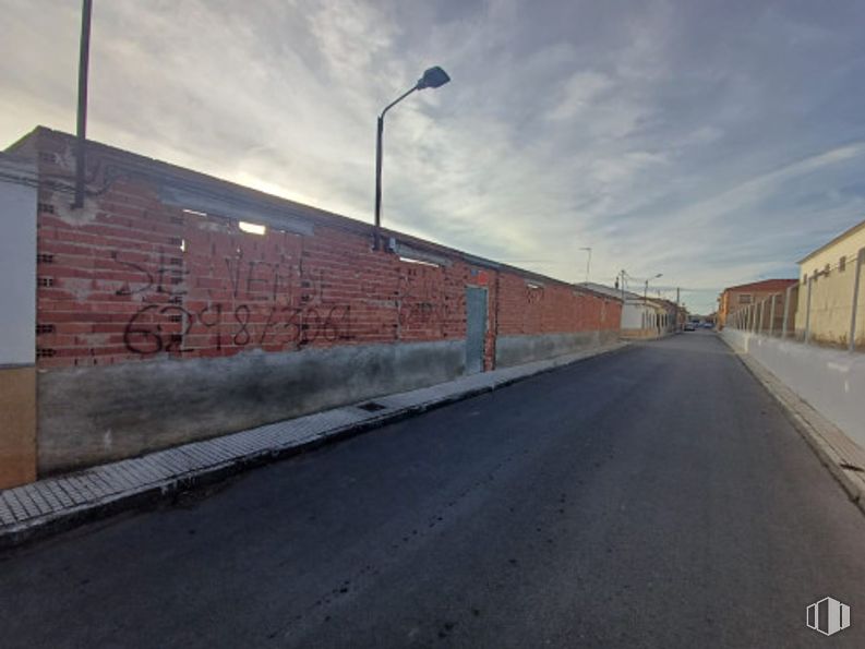 Land for sale at Zona centro, Lillo, Toledo, 45870 with street light, sky, wall, road surface, road, asphalt, street, sidewalk, thoroughfare and lane around