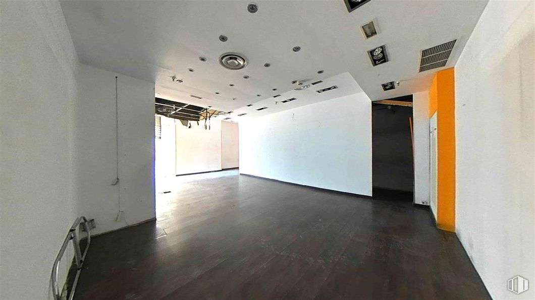 Retail for sale at Calle Alcalá, Ciudad Lineal, Madrid, 28017 with fixture, hall, wood, floor, flooring, art, space, ceiling, glass and event around