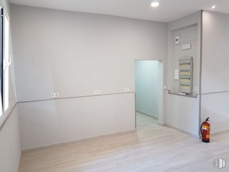 Local en venta en Calle Hermosilla, Salamanca, Madrid, 28009 con edificio, accesorio, ventana, madera, suelos, suelo, casa, puerta, extintor de incendios y suelo laminado alrededor