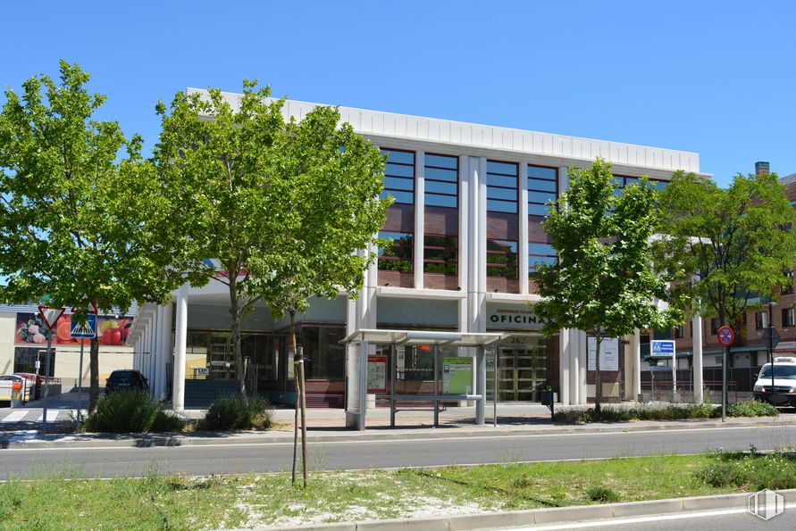 Oficina en alquiler en Edificio 2, Paseo de Europa, 26, San Sebastián de los Reyes, Madrid, 28700 con edificio, planta, día, cielo, diseño urbano, árbol, sombra, zona residencial, fachada y edificio comercial alrededor