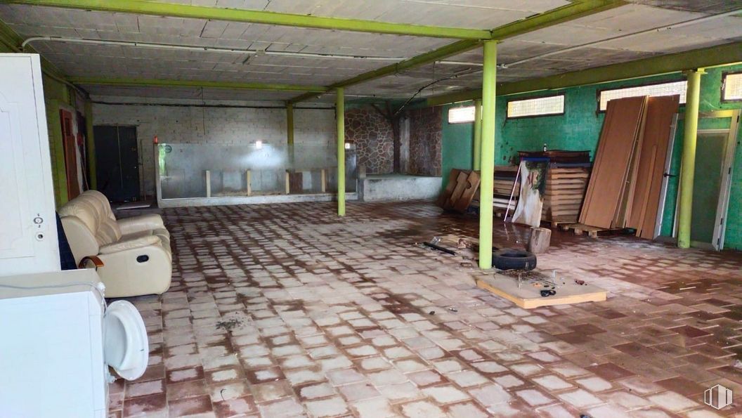 Industrial for sale at Carretera Valmojado, Cedillo del Condado, Toledo, 45214 with couch, building, floor, flooring, real estate, gas, wood, brick, ceiling and house around