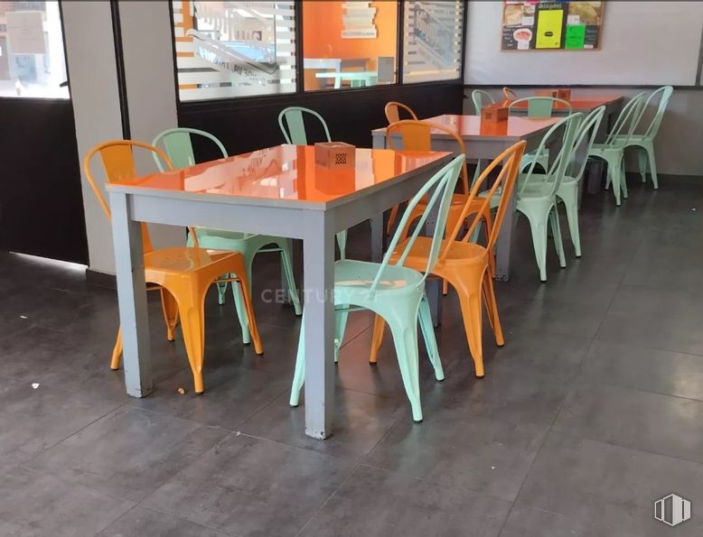 Retail for rent at Zona centro, Guadalajara, 19003 with chair, kitchen & dining room table, table, furniture, interior design, wood, flooring, floor, desk and tableware around