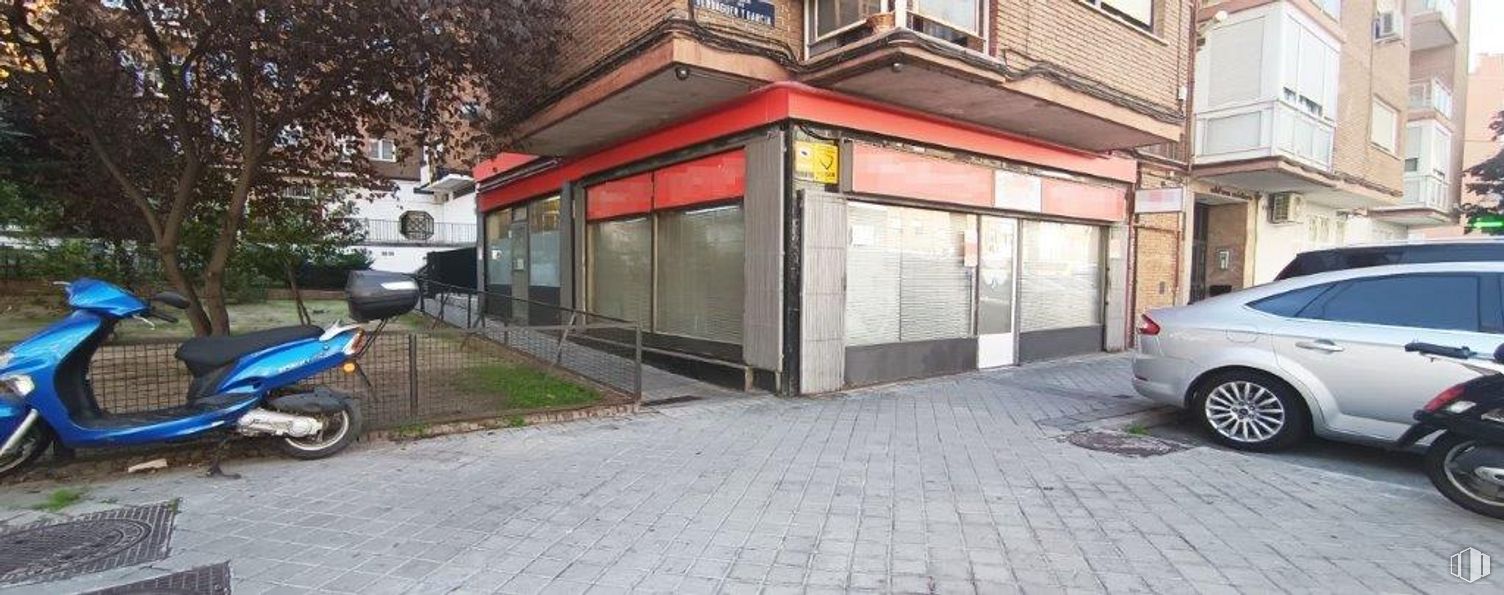 Retail for sale at Calle Martínez Villergas, Ciudad Lineal, Madrid, 28027 with motorcycle, wheel, car, tire, building, road surface, vehicle, infrastructure, window and plant around