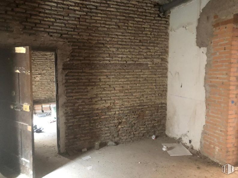 Retail for sale at Plaza San Nicolás, 2, Toledo, 45001 with wall, brickwork, brick, floor, composite material, building material, concrete, stone wall, mortar and plaster around