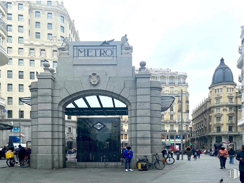 Local en venta en Calle Jardines, 8, Centro, Madrid, 28013 con edificio, persona, cielo, nube, rueda, ventana, neumático, bicicleta, diseño urbano y pared alrededor