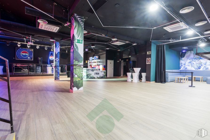 Retail for rent at Calle Bélgica, Fuenlabrada, Madrid, 28943 with floor, flooring, electricity, ceiling, event, building, city, houseplant, wood and hardwood around