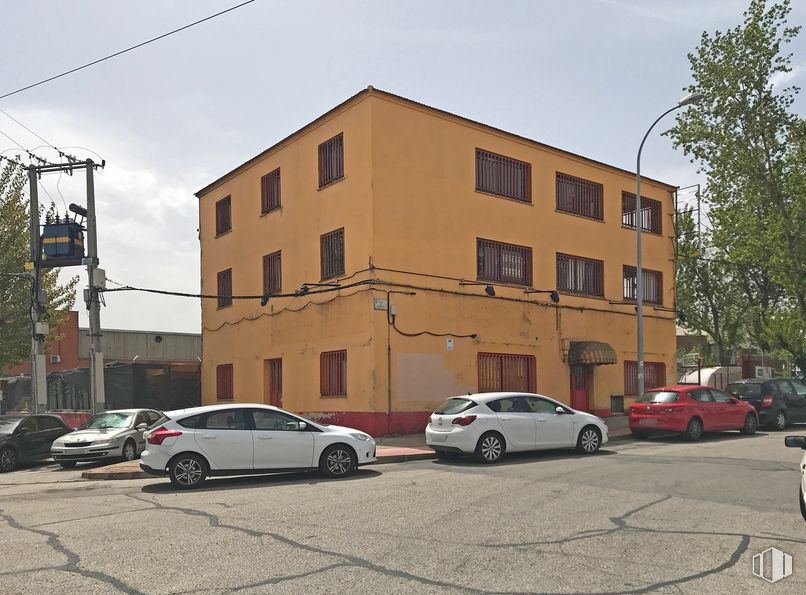 Oficina en alquiler y venta en Calle Gavilanes, 13, Pinto, Madrid, 28320 con coche, edificio, neumático, rueda, vehículo terrestre, luz de estacionamiento automotriz, vehículo, propiedad, cielo y ventana alrededor