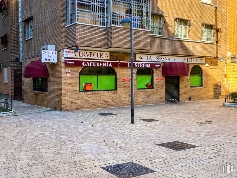 Retail for sale at Calle Núñez De Balboa, 12, Leganés, Madrid, 28911 with building, property, window, road surface, architecture, urban design, flooring, asphalt, sidewalk and road around