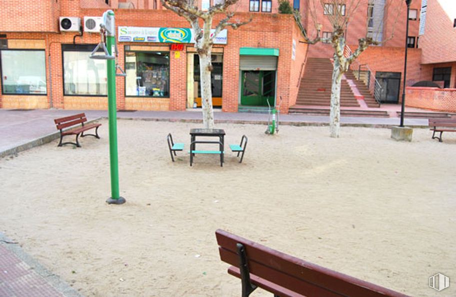 Retail for sale at Calle de los Plátanos, 2, Arévalo, Ávila, 05200 with bench, window, building, outdoor bench, shade, street furniture, road surface, leisure, urban design and outdoor furniture around