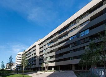 Local en alquiler en Calle Anna Frank, 21, Vicálvaro, Madrid, 28052 con edificio, ventana, cielo, nube, planta, bloque de pisos, diseño urbano, árbol, edificio comercial y condominio alrededor