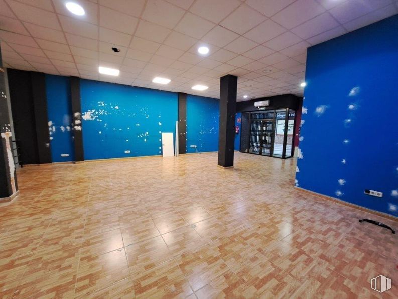 Retail for rent at General Villalba, Toledo, 45003 with flooring, floor, ceiling, interior design, lighting, wood flooring, hall, hardwood, tile and tile flooring around