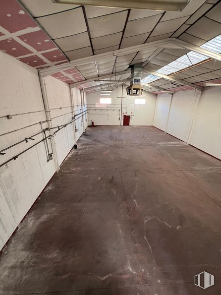 Industrial for sale at Calle Cabo de Tortosa, Arganda del Rey, Madrid, 28500 with floor, flooring, ceiling, hall, concrete, fluorescent lamp, basement, wood stain, building material and hardwood around