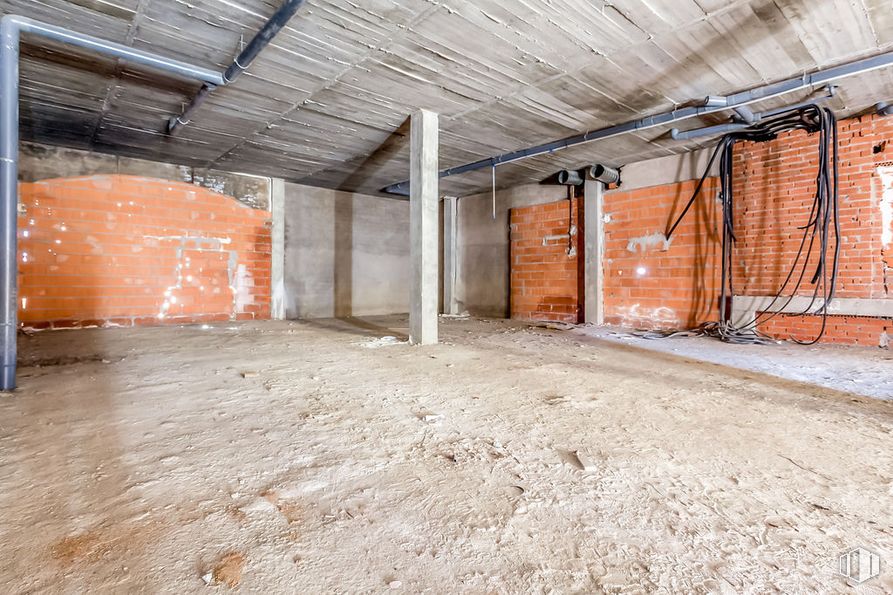 Local en alquiler y venta en Calle Santa Teresa de Jesús, Collado Villalba, Madrid, 28400 con equipaje y bolsos, madera, ladrillo, pasillo, suelo, piso, albañilería, viga, techo y material de construcción alrededor