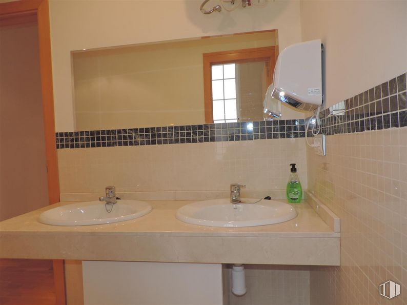 Oficina en alquiler en Calle García de Paredes, Chamberí, Madrid, 28010 con fregadero, marrón, grifo, lavabo, accesorios de fontanería, propiedad, espejo, cuarto de baño, madera y interiorismo alrededor