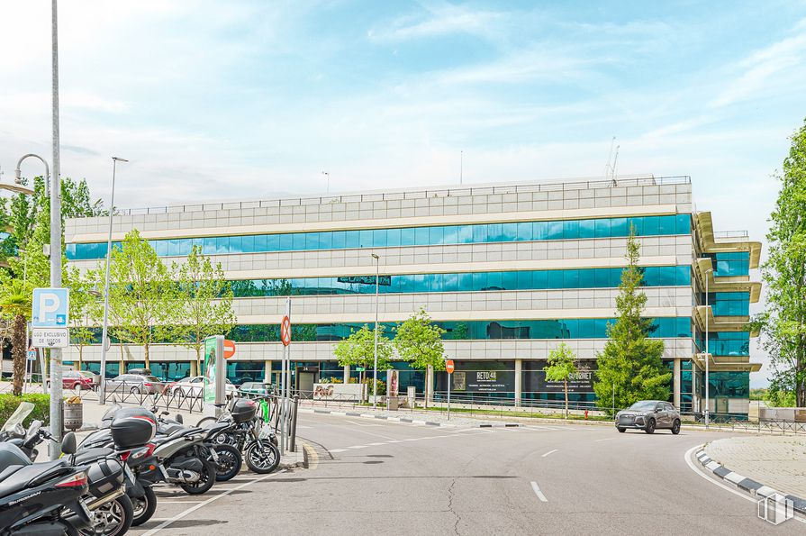 Oficina en alquiler en Avenida Bruselas, 24, Alcobendas, Madrid, 28108 con edificio, nube, rueda, cielo, neumático, vehículo, planta, infraestructura, superficie de la carretera y árbol alrededor